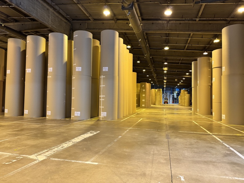 (beaucoup de) rouleaux de papiers bruns à l’usine Blue Paper