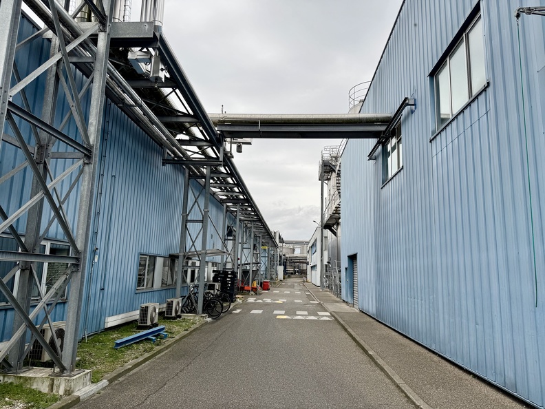 Passage entre 2 batiments de l’usine Lesaffre